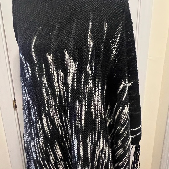 LuLaRoe Mimi Poncho Black and White NWT - Picture 3 of 3